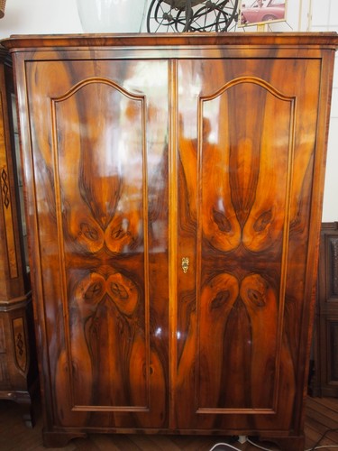 Zweitüriger nussbaum schrank - nussbaum,